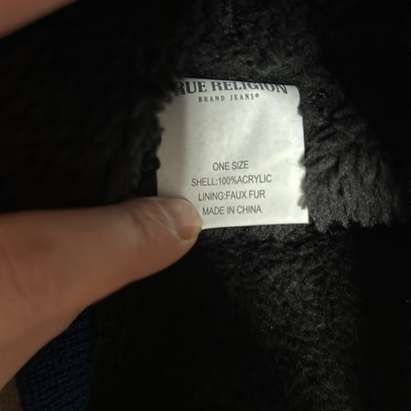 Bundle True religion -Two  hats & Two gloves - Picture 9 of 14